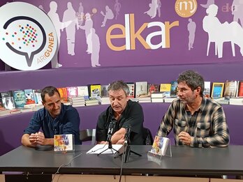 Asier Serrano eta Mikel Gorosabel, erdian Elkarreko Andres Camio «Jitu» dutela, Lorelei taldearen diskoa aurkezten
