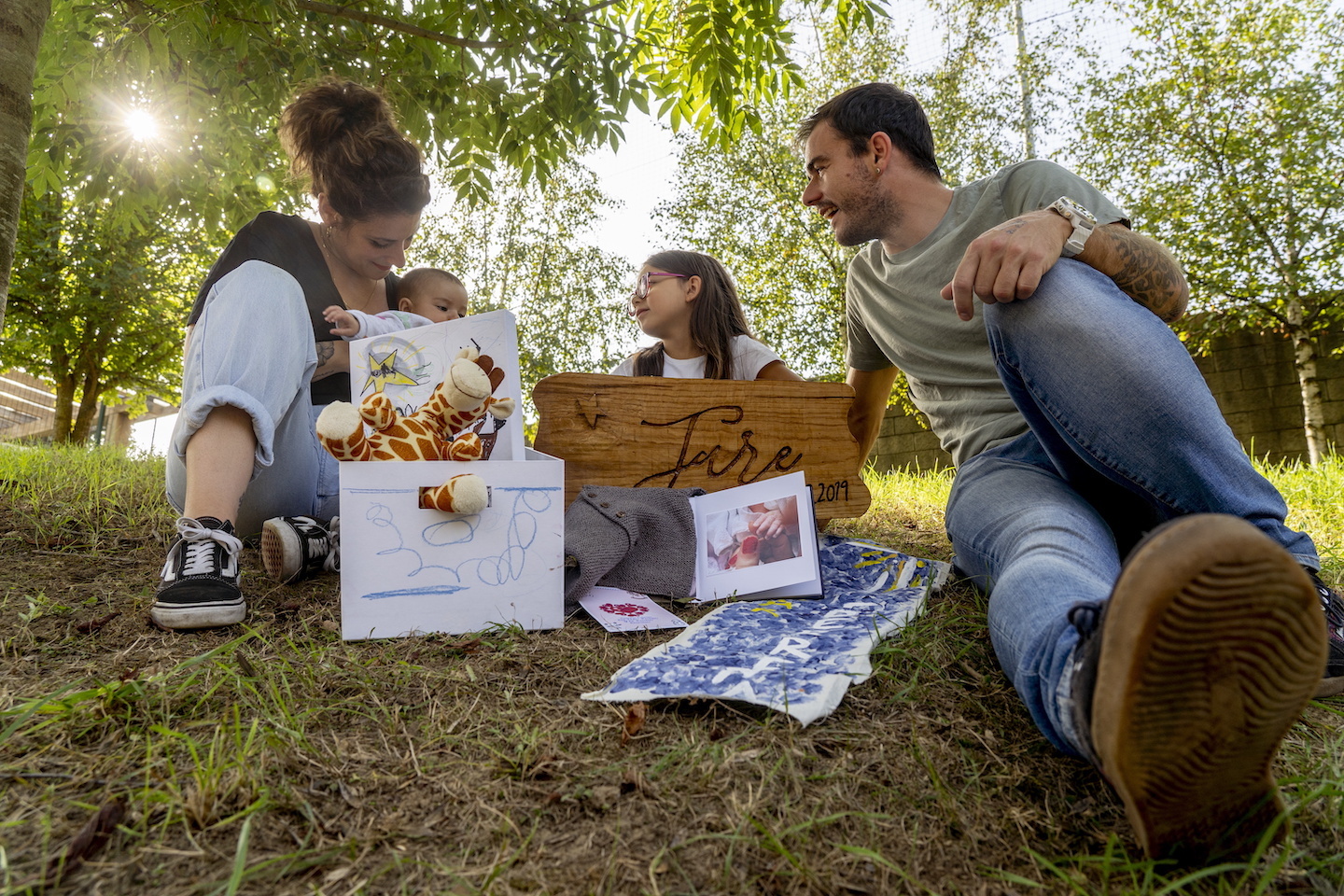 Saioa Tejeiro eta bere familia: Uhara eta Maren alabak, Jare semearen kutxa eta Ibon bikotea. (Raul BOGAJO / FOKU)