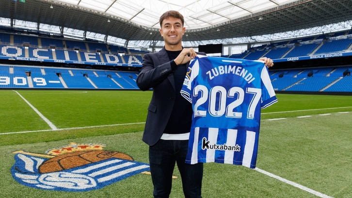 Martin Zubimendi, contento después de firmar su renovación con la Real hasta 2027.