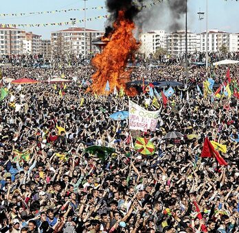 Inoizko jendetsuenak izan ziren Newroz ospakizunak 2013an eta 2014an Diyarbakirren, Ipar Kurdistanen.