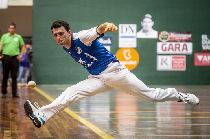 Jokin Altuna entra en juego en los cuartos de final de la jaula ante Jon Ander Peña.