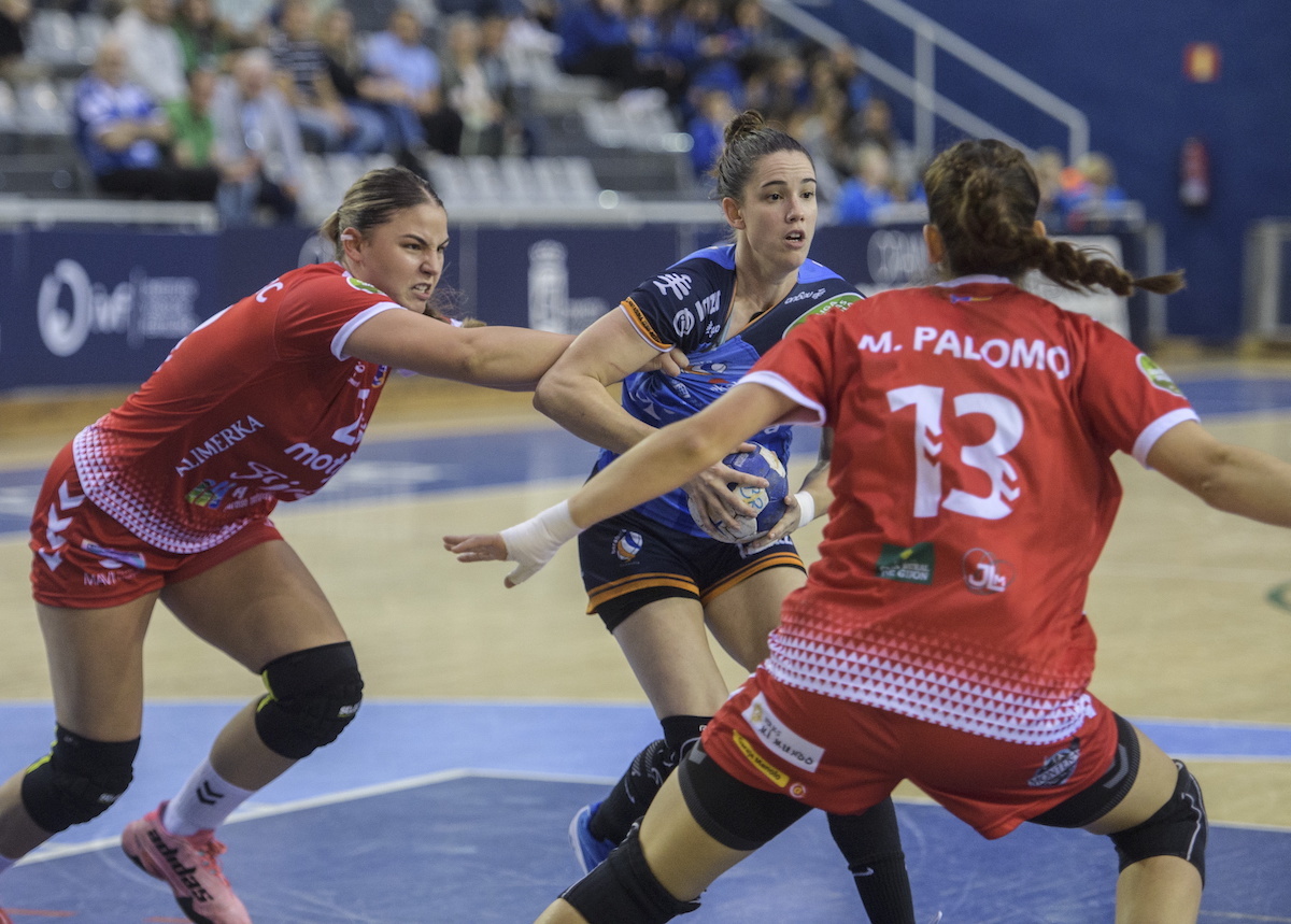 Emma Boada trata de avanzar ante la presión de las jugadoras del Motive.co Gijón.