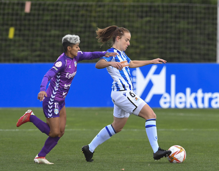 Etxezarreta intenta conducir el balón ante la incombustible delantera canaria María José.