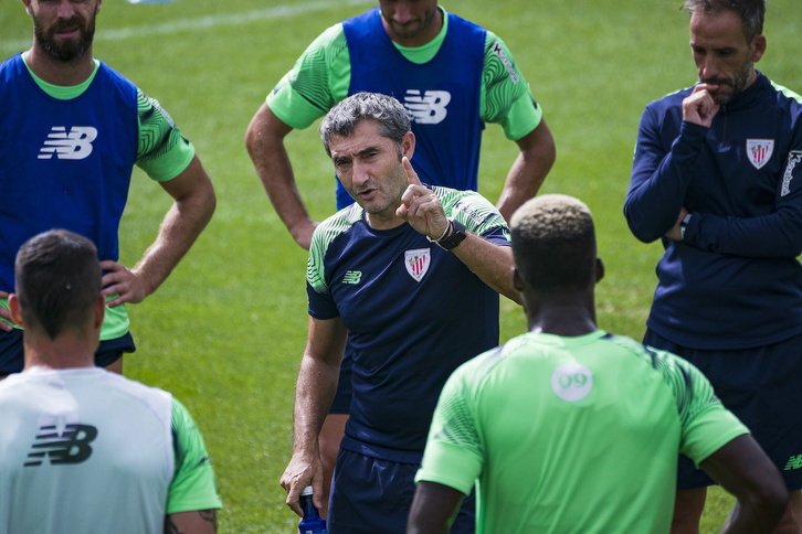 Valverde dando instrucciones a sus jugadores en Lezama.