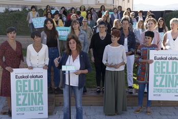 Eva López de Arroyabe interviene en el acto de EH Bildu de hoy en Gasteiz.