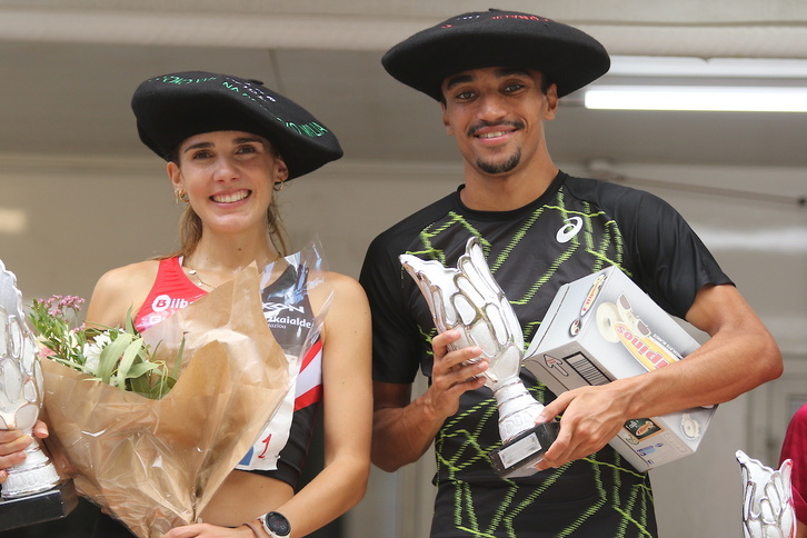 Marta García e Isaac Nader celebran su triunfo en el podio.