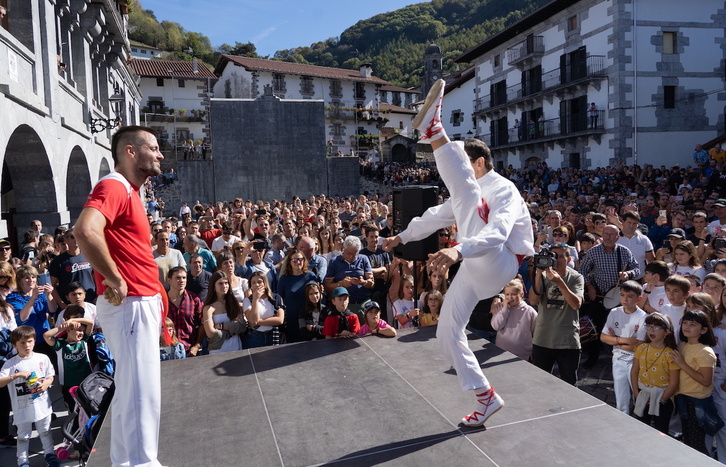 Oinatz Bengoetxeak omenaldi beroa jaso du bere herrian.