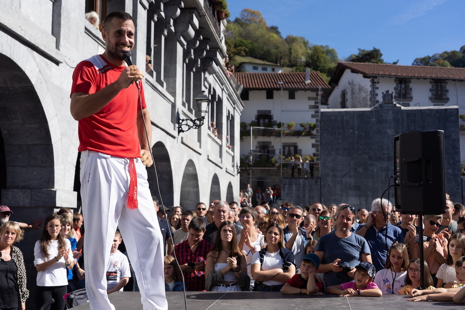Plaza gizona dela erakutsi du bere azken partidan ere, mikrofonoa eskuetan jendearen babesa eskertuz. 