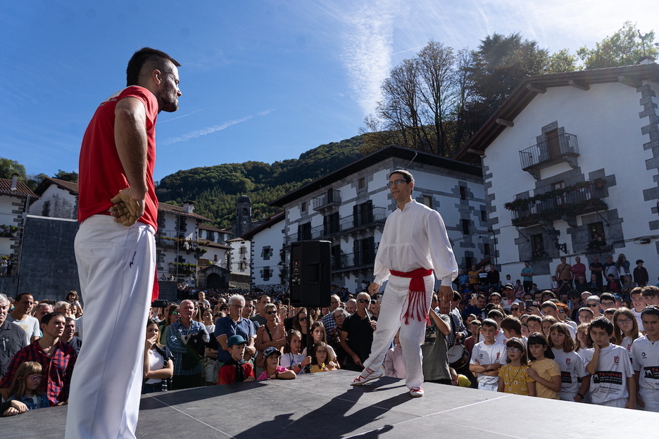 Partidaren ostean, agurra dantzatu diote.