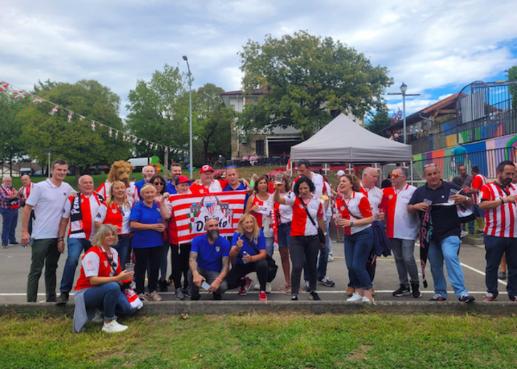 Uriarte con miembros de las peñas del Athletic en Gamiz-Fika.