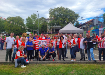 Uriarte con miembros de las peñas del Athletic en Gamiz-Fika.