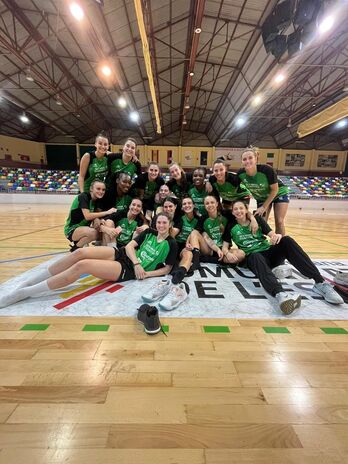 Beti Onak taldeko jokalariak Kopako garaipena ospatzen.