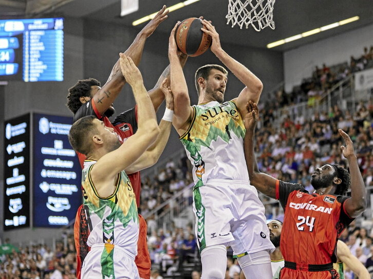 Jeff Witheyren 21 puntuak ez ziren nahikoa izan garaipen boladari eusteko.