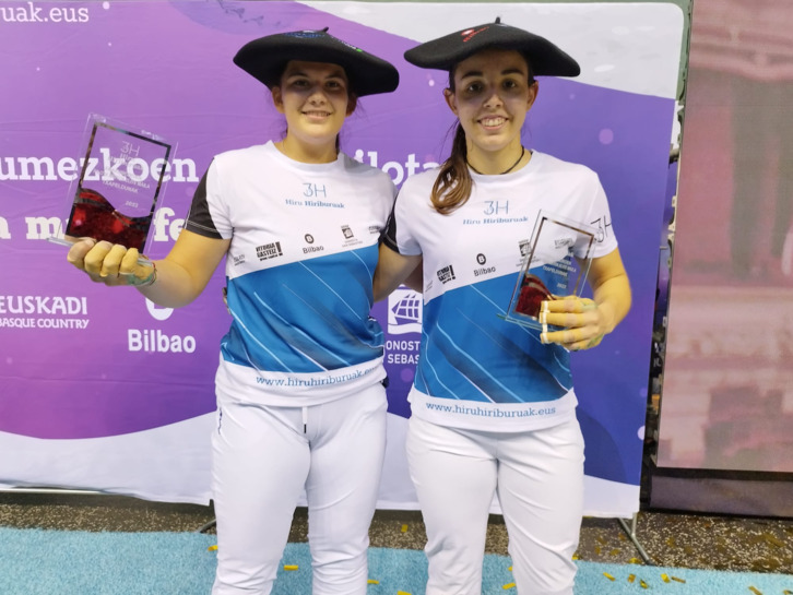 Capellan (eskuinean) eta Arrizabalaga, finaleko txapel eta garaikurrarekin. 