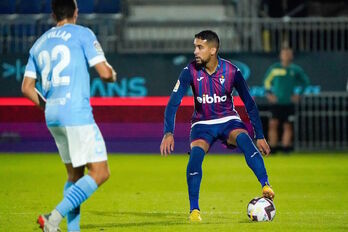 El Eibar vuelve a viajar tras celerar su primer triunfo a domicilio. En la imagen, Matheus sujeta el balón ante Miki Villar en Ibiza.