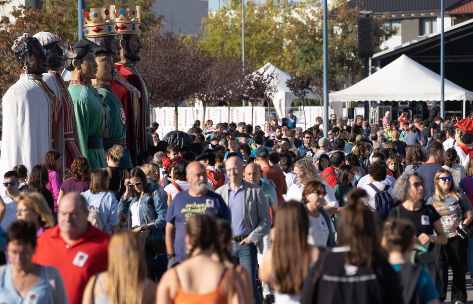 Erraldoiak eta jende-andana igandean Tafallan. Erraldoiak eta jende-andana igandean Tafallan.