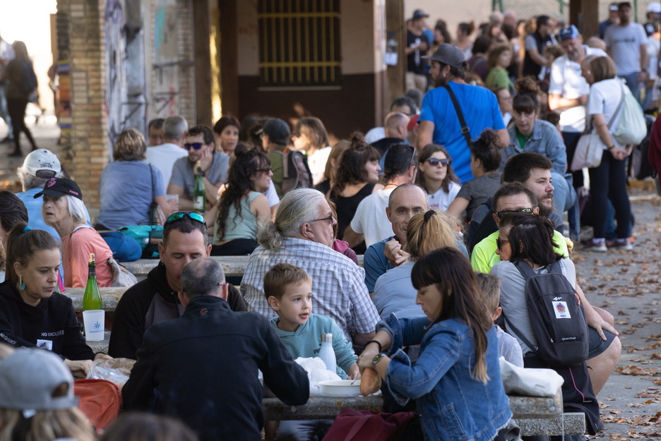 Hainbat lagun, bazkaltzeko tartean. Hainbat lagun, bazkaltzeko tartean.