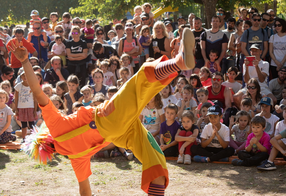 Haur, gazte eta heldu, pailazoari adi-adi so. Haur, gazte eta heldu, pailazoari adi-adi so.