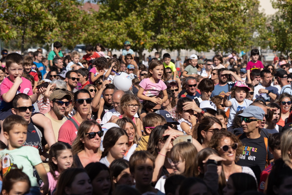 Eguraldi ona lagun, jende ugari batu da Tafallara. Eguraldi ona lagun, jende ugari batu da Tafallara.