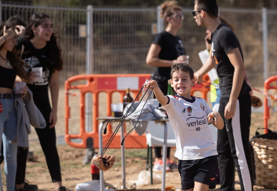 Ume bat, abarka jaurtiketan. Ume bat, abarka jaurtiketan.