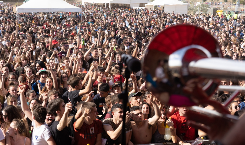 Milaka lagun eszenatokiaren aurrean. Milaka lagun eszenatokiaren aurrean.