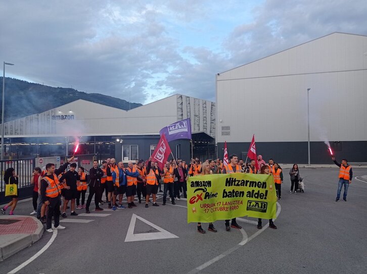 La plantilla del centro de Amazon en Trapagaran ha parado la produccion en defensa de unas condiciones laborales «dignas».