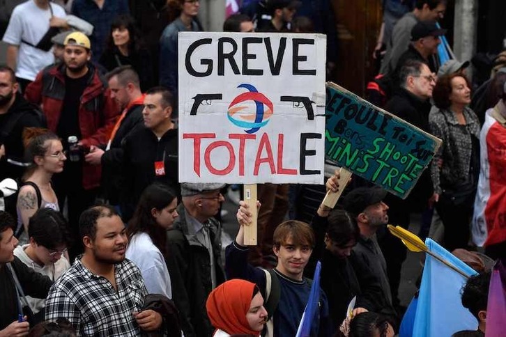 La manifestación contra la carestía de la vida celebrada, el domingo, en París sirvió para calentar motores hacia la jornada de huelga del martes 18 de octubre.