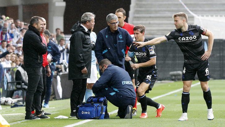 Aihen Muñoz es atendido en la banda de Balaídos en el encuentro ante el Celta.
