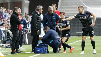 Aihen Muñoz es atendido en la banda de Balaídos en el encuentro ante el Celta.