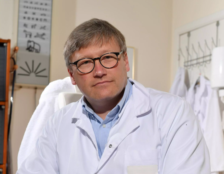 Marc Decroly medikuak 100 paziente baino gehiago lagundu ditu bere bizitza amaitzen.