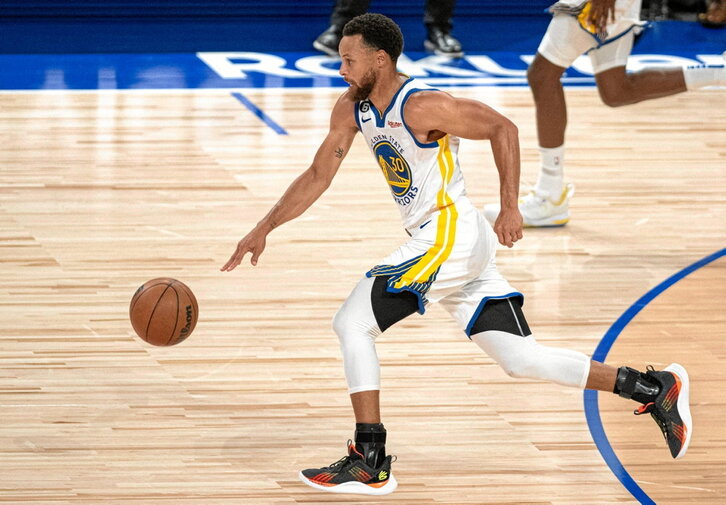 Stephen Curry, de nuevo el líder del equipo campeón, sea o no favorito a un anillo que parece más abierto que nunca esta temporada.