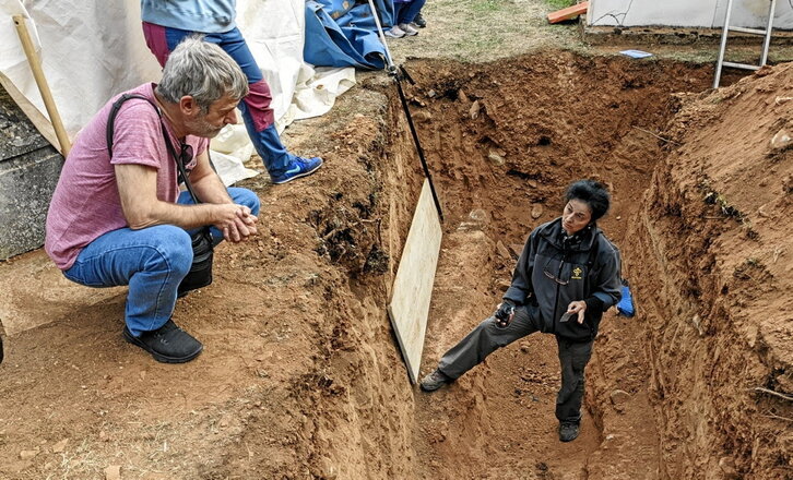 Josu Larrea, familiar de Pedro Asua, y Lourdes Herrasti, de Aranzadi, en Chaca.