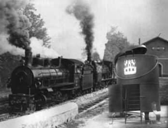 El tren de La Robla pasando frente a una putxera.