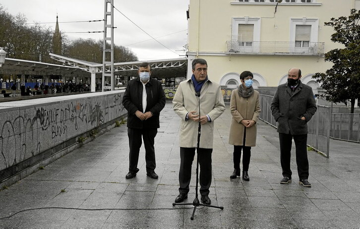 El portavoz jeltzale en el Congreso, Aitor Esteban, junto a dirigentes del PNV anunció un «hito» en las entradas a Gasteiz y Bilbo.