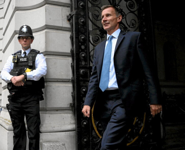 Hunt, Finantza ministro berria eta «de facto» lehen ministroa, Downing Street-en.