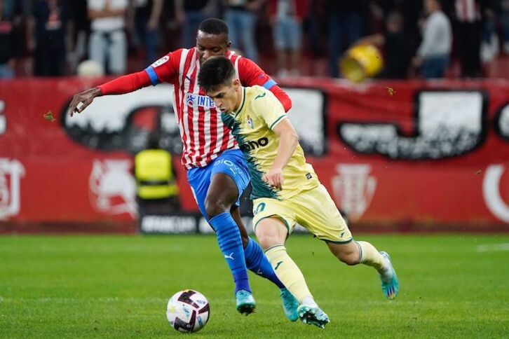 Imanol trata de llevarse el balón por delante de Juan Otero.