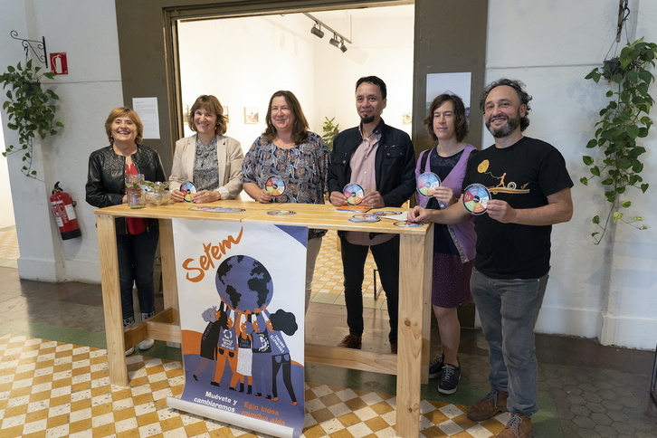 Merche Rubio e Inés Jiménez (Gobierno navarro), Susana Irisarri (presidenta de Setem), Milthon Duarte (artista formador), Sara Sanzol (Ayuntamiento de Iruñea) y José Luis Mariñelarena (coordinador), en la presentación de Rueda de Valores hoy en Geltoki.