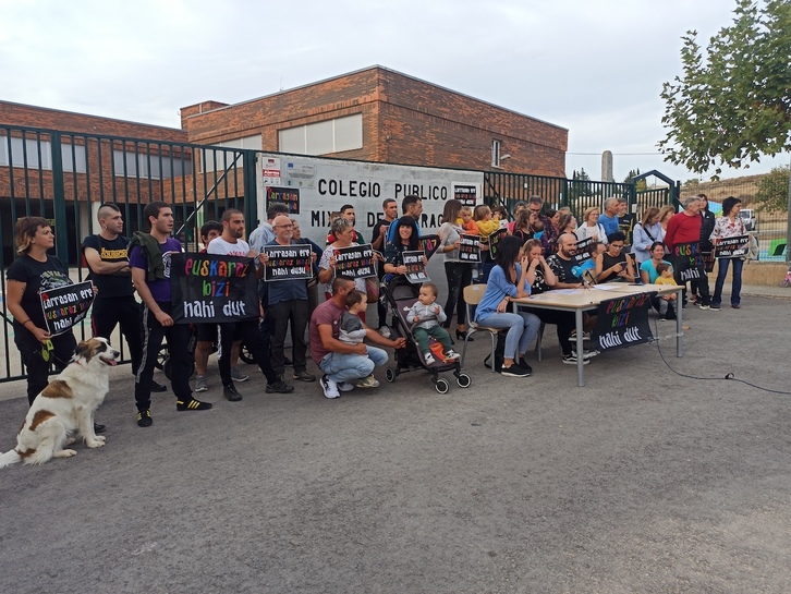 Padres y madres de Larraga han reclamado ante el centro la apertura de una línea de modelo D en Larraga.