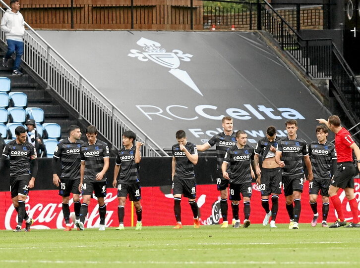 Los diez jugadores de campo, tras celebrar el gol de la séptima victoria consecutiva de Vigo.