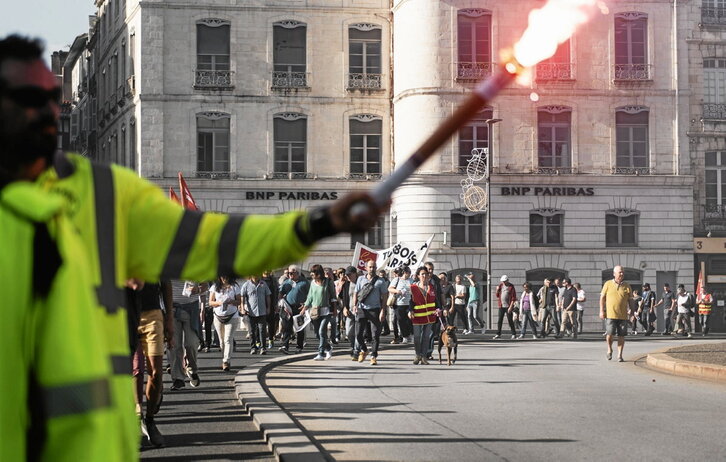 La concentración ante la Subprefectura se completó en Baiona con una marcha que concluyó ante la estación de tren de la SNCF.