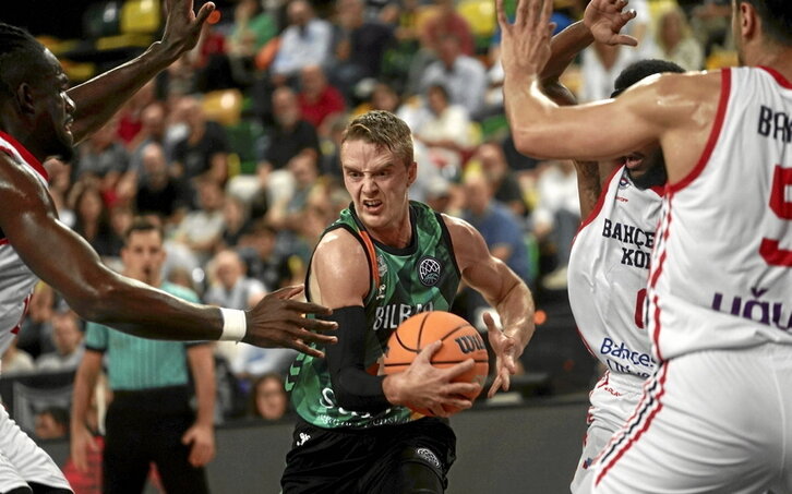 Hakanson, al que hubo que atender por un corte en la ceja, lideró al cuadro local.