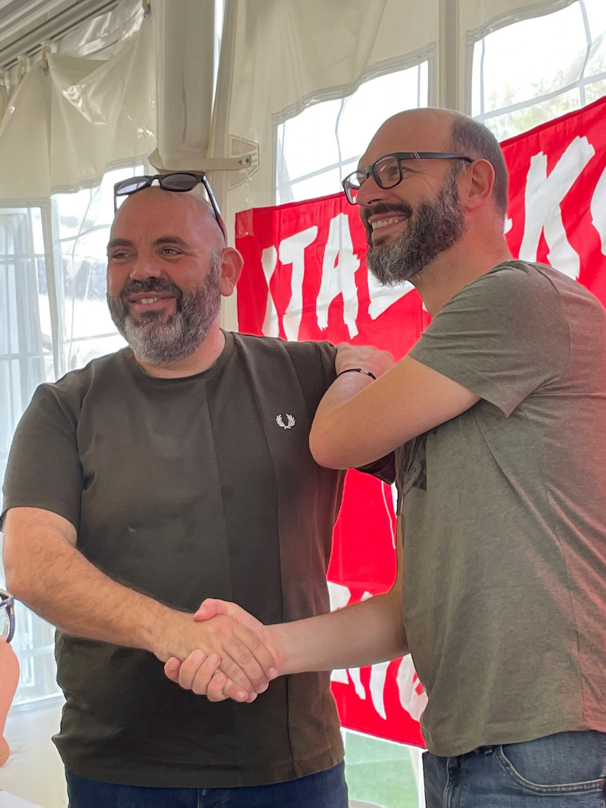 Gabrielli (a la derecha), presidente de la peña durante 16 años, cede el testigo a Francesco “Franz” Scordamaglia. (LOS LEONES ITALIANOS - ITALIAKO LEHOIAK)