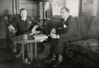 Jose Antonio Aguirre lehendakaria Manuel Irujo ministroarekin Bartzelonan