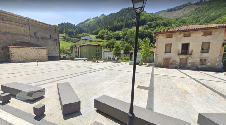 Botika-etxea (a la derecha) se sitúa en plena plaza del barrio ataundarra de San Martin.