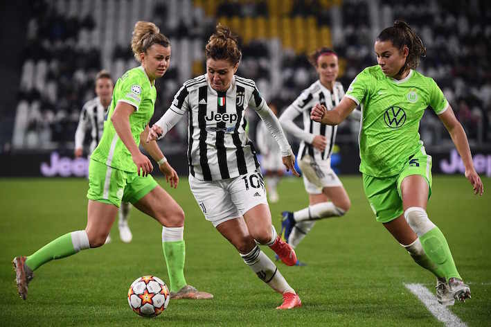 La Juve espera repetir el papel de la temporada pasada en la fase de grupos y el Wolfsburgo sufrir menos. En la imagen, Girelli conduce el balón entre Lattwein y Oberdorf. Marco Bertorello/AFP