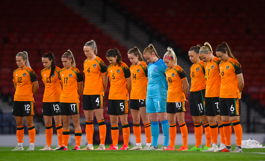 Minuto de silencio de las jugadoras irlandesas en recuerdo a las víctimas de la explosión de una gasolinera en Donegal. (@FAIreland)