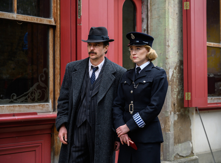 Sam Rockwell y Saoirse Ronan investigan asesinatos teatrales.