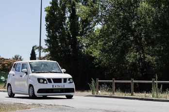 Coche eléctrico de la marca francesa Gazelle Tech, en una carretera cercana a Burdeos.