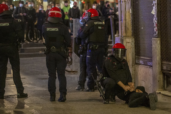 Ertzainas en un operativo en Donostia.