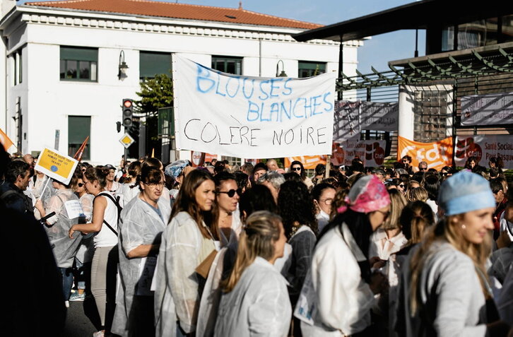 Trabajadoras de la sanidad privada durante la concentración llevada a cabo, el martes, ante la Subprefectura de Baiona.